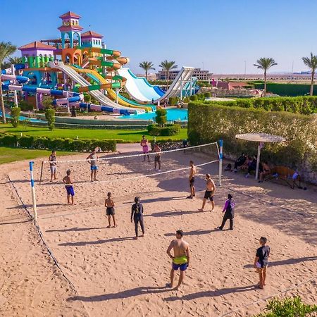 Charmillion Club Aquapark Sharm El Sheikk Exterior foto Tourists playing beach volleyball in Egypt