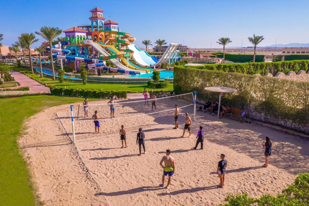 Charmillion Club Aquapark Sharm El Sheikk Exterior foto Tourists playing beach volleyball in Egypt