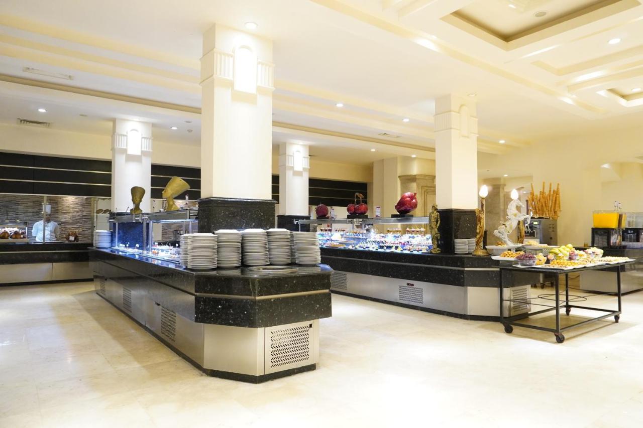 Charmillion Club Aquapark Sharm El Sheikk Exterior foto A buffet at a hotel