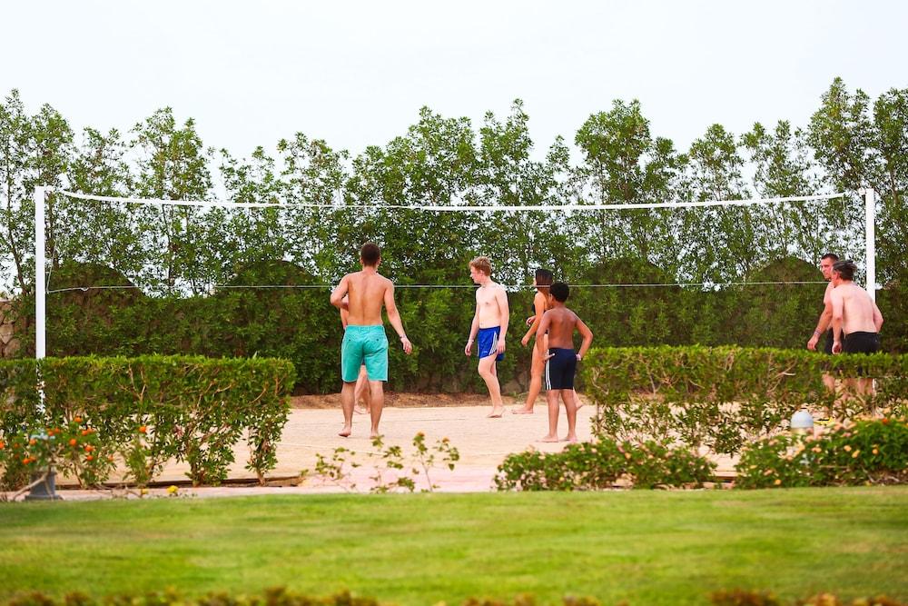 Charmillion Club Aquapark Sharm El Sheikk Exterior foto Volleyball at the beach